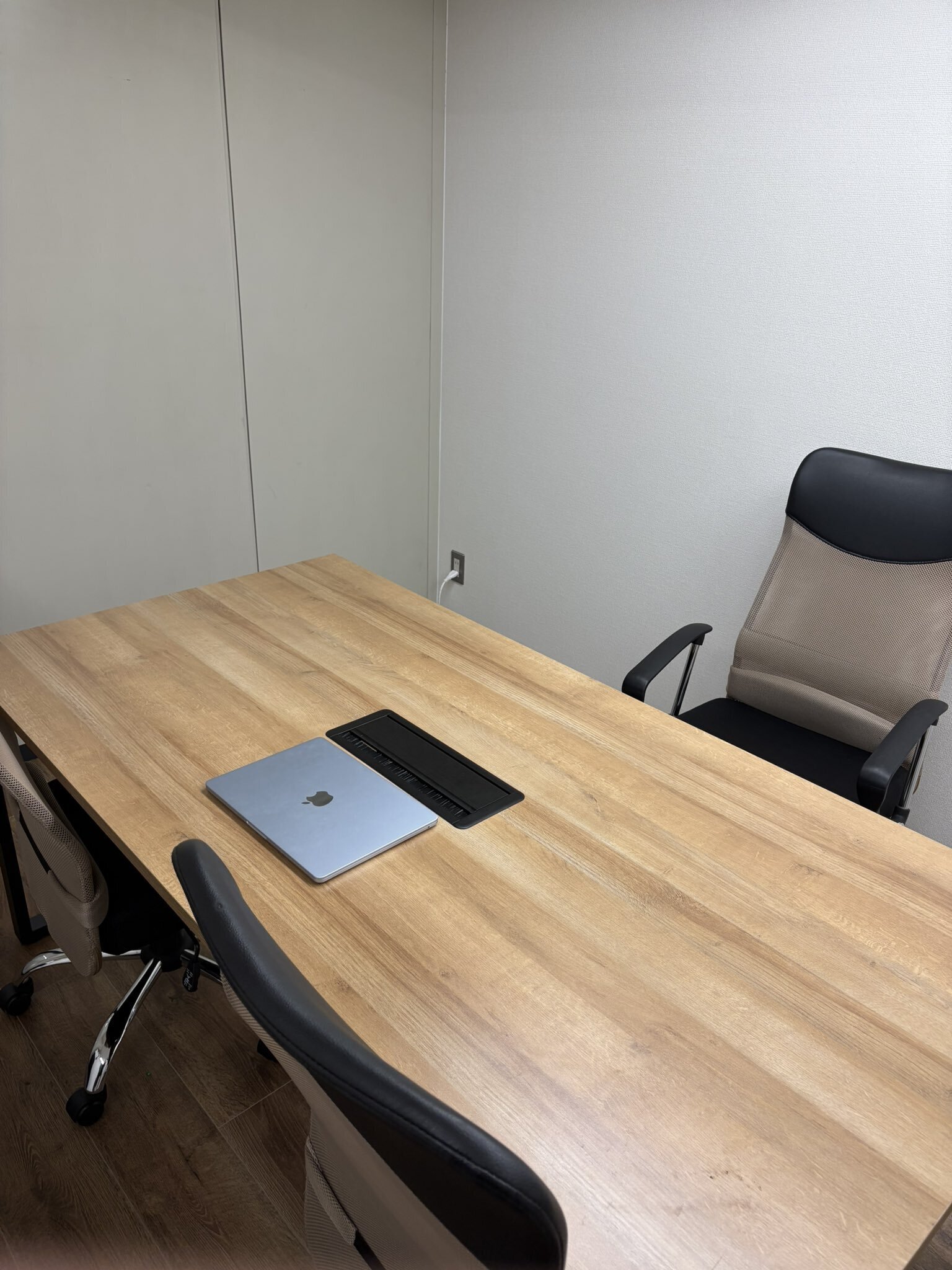 今回の運営指導の机。MacBook1台だけ